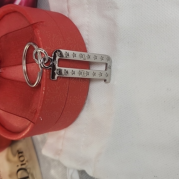 AUTHENTIC ('D) DIOR KEY Keychain W/ DUST BAG + SKINCARE - Picture 3 of 7